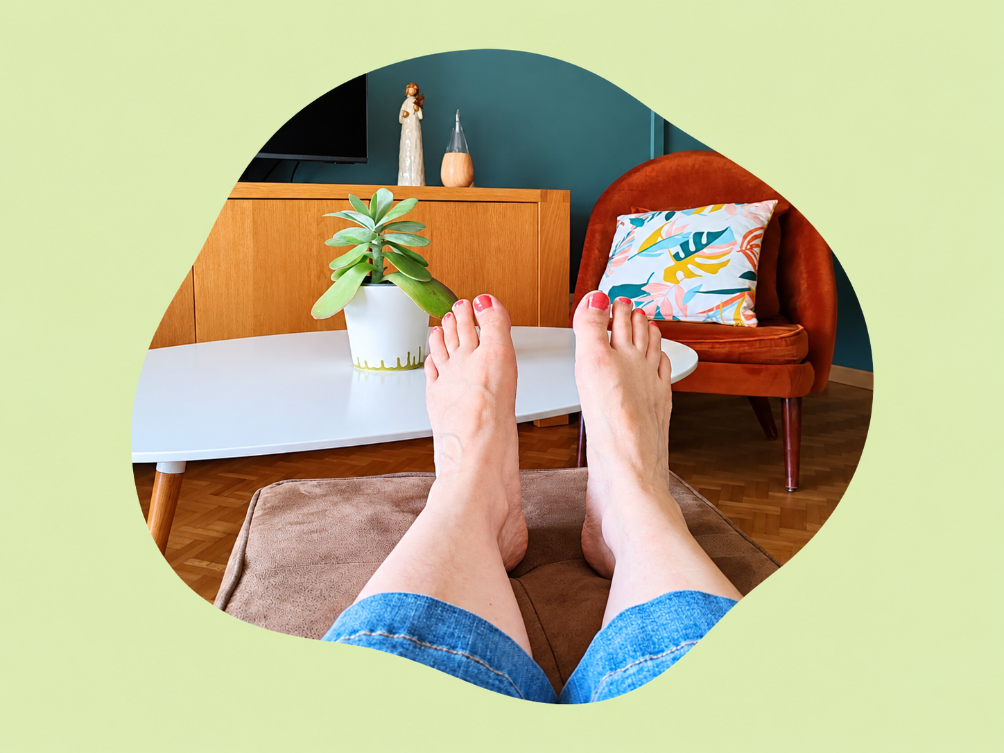 Photo de jambes allongées dans un salon pour illuster un moment de sieste, intégrée dans une forme organique sur fond vert clair.